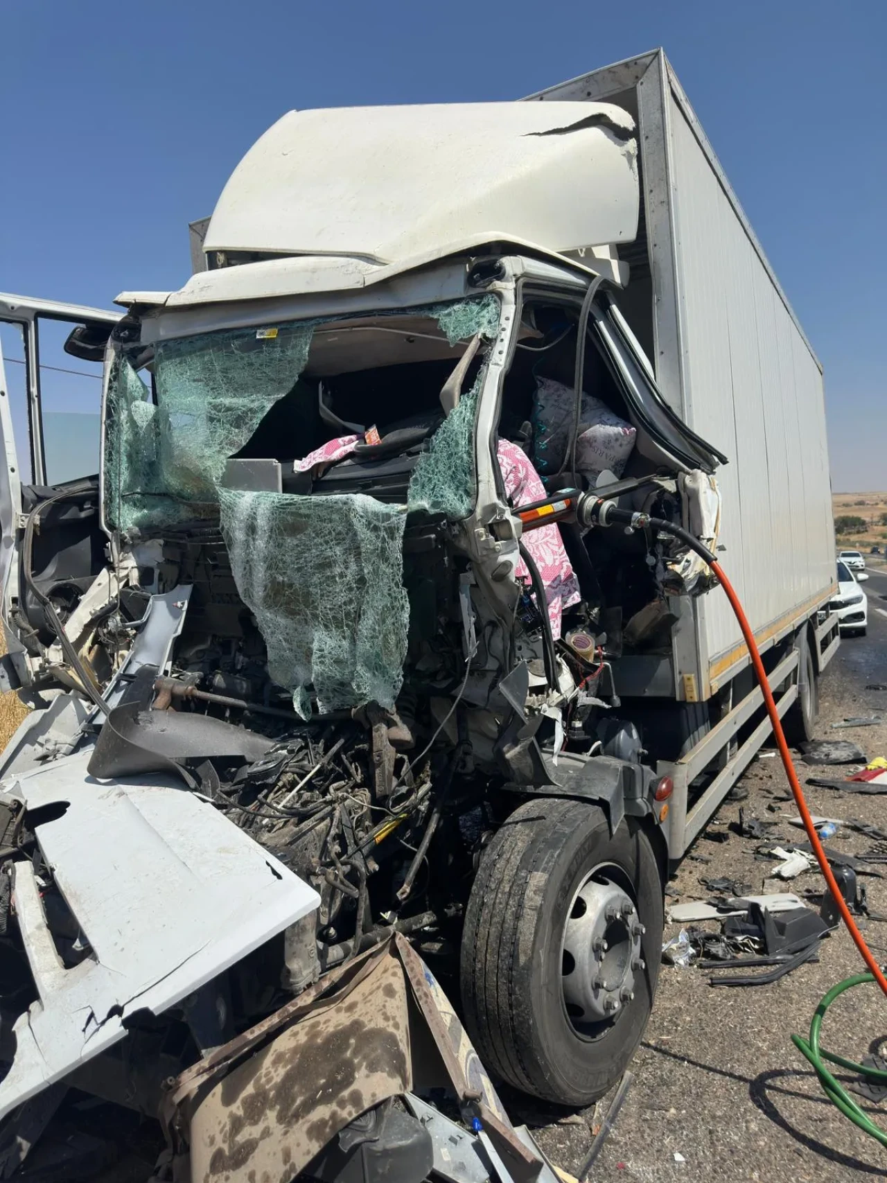 Saman yüklü kamyona çarpan sürücü hayatını kaybetti