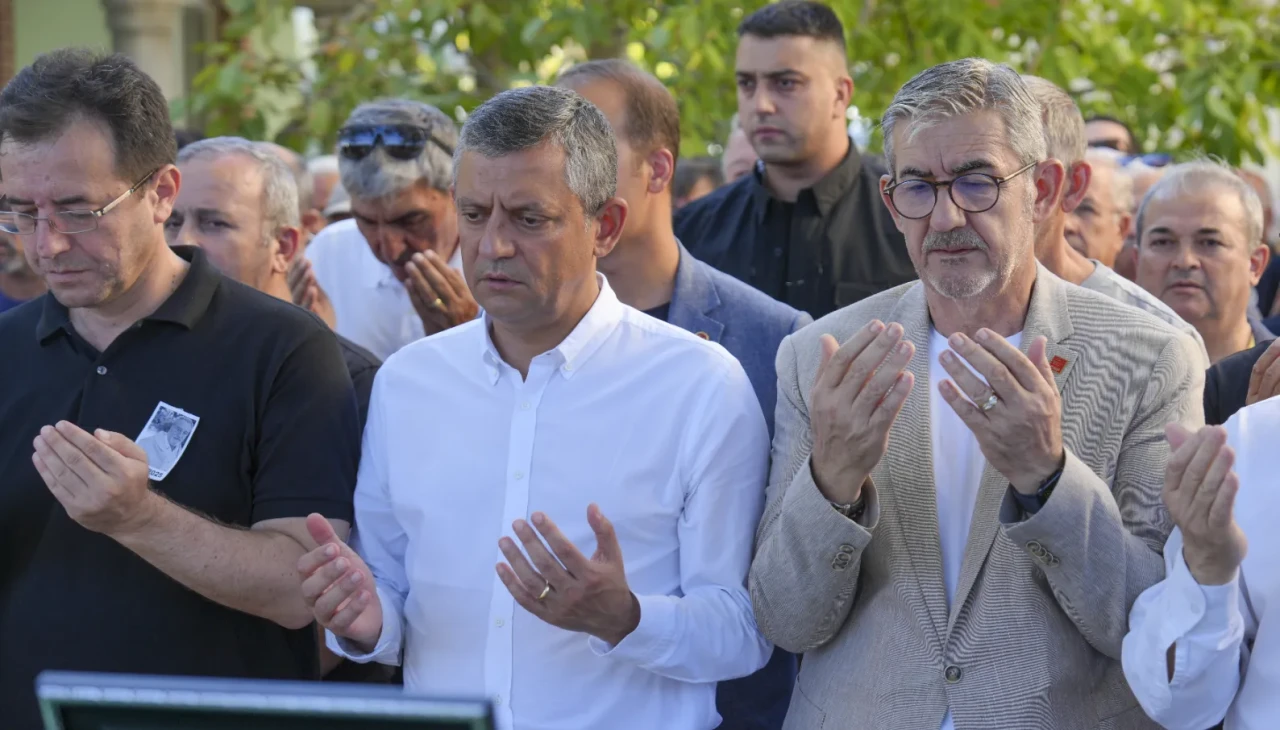 Özgür Özel, Balıkesir'de partililerle buluştu ve cenaze törenine katıldı