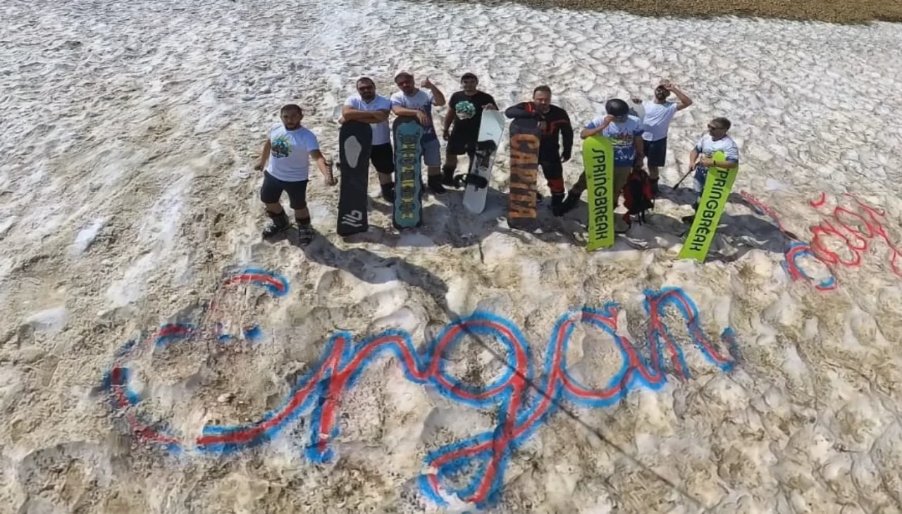 Erzincan'da ağustos sıcağında zirvede kayak keyfi