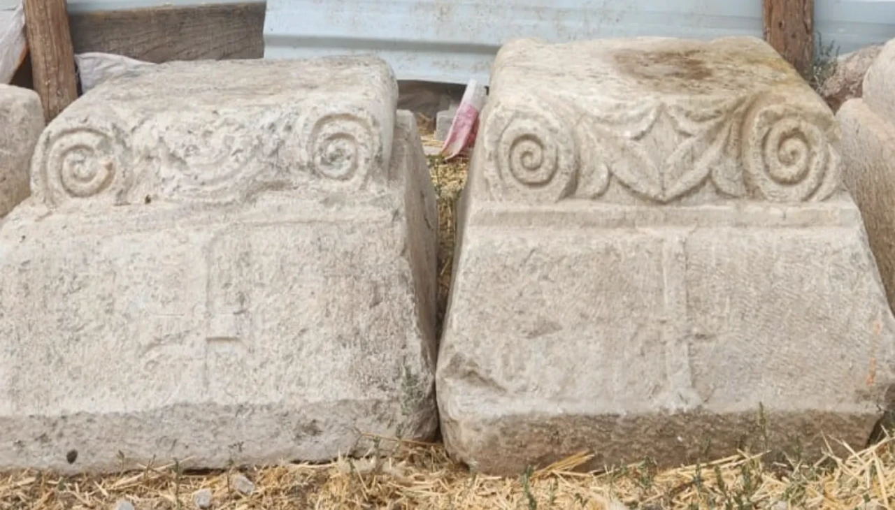 Kütahya'da Bizans Dönemine ait 4 Mermer Sütun başlığı ele geçirildi