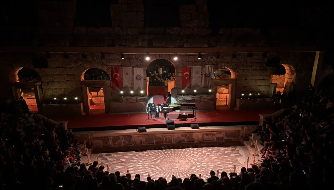 Anjelika Akbar Kibyra Antik Kenti'nde müzikseverlerle buluştu