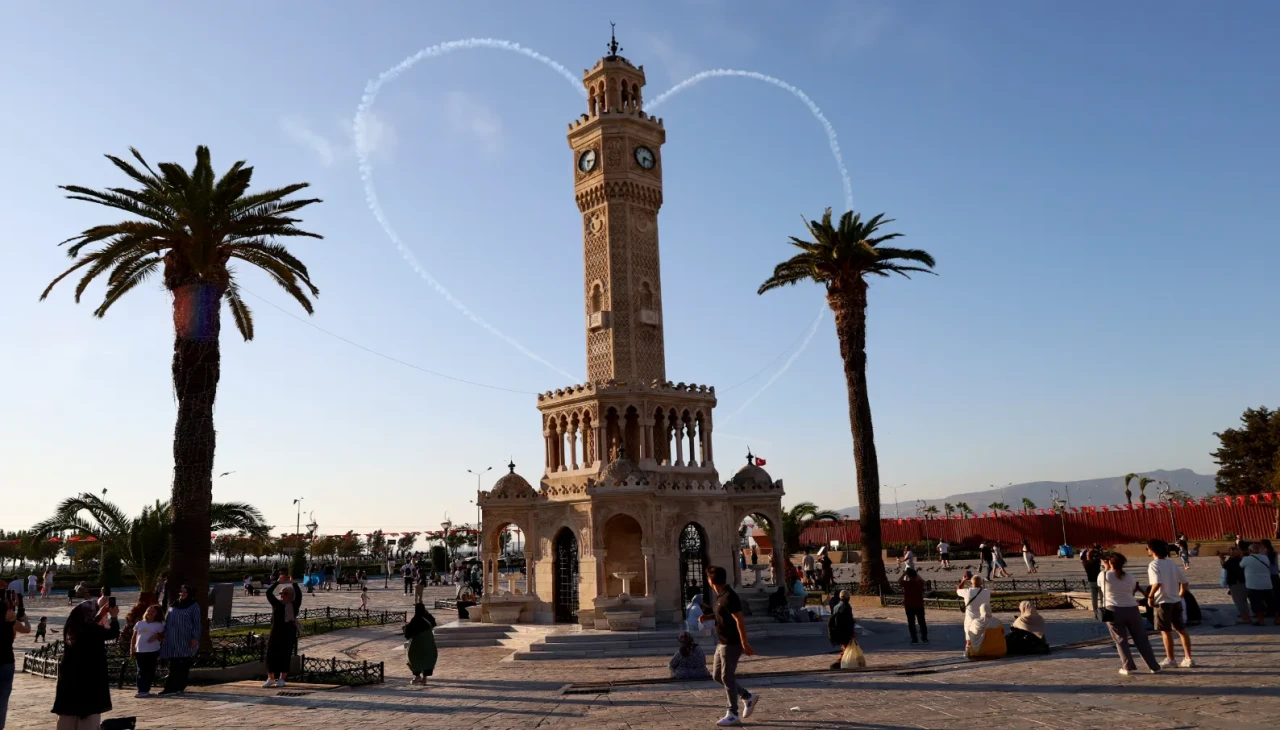 İzmir'de Türk Yıldızları ve SOLOTÜRK'ün Nefes Kesen Performansıyla 103. Yıl Coşkusu