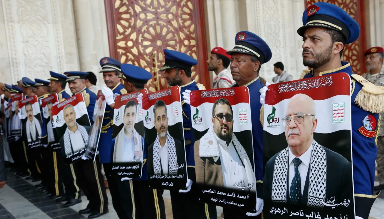 Yemen'de İsrail saldırısında hayatını kaybeden Husi yetkililer için cenaze töreni düzenlendi