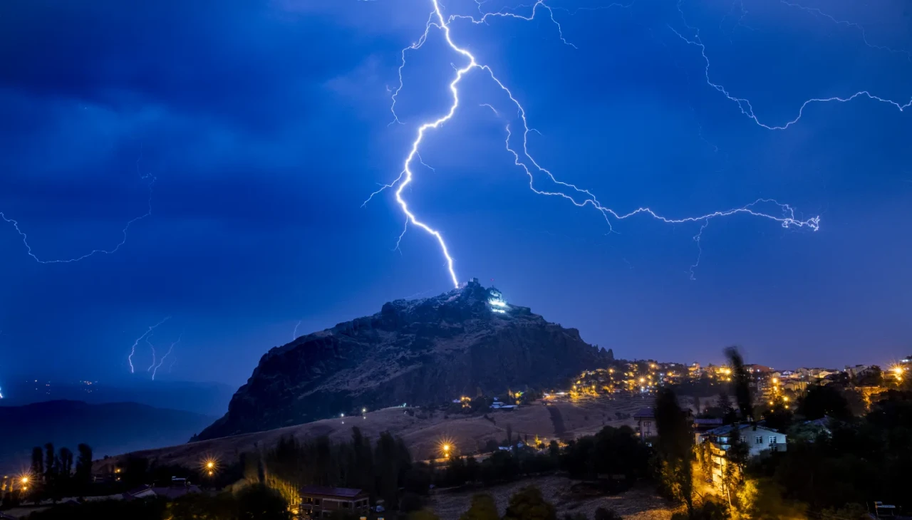 Giresun'da şimşeklerle aydınlanan büyüleyici akşam manzarası