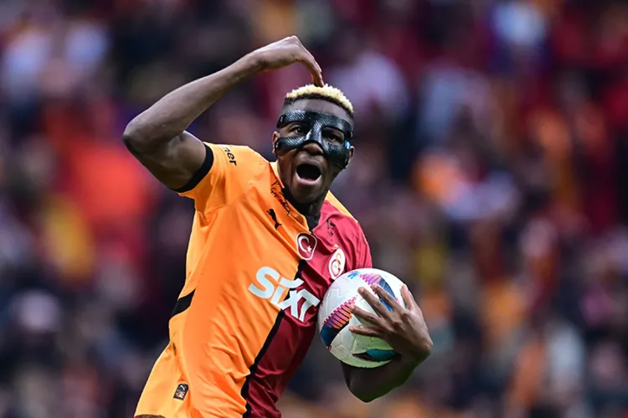 Galatasaray'da Osimhen sevinci: Yıldız golcü geri dönüyor