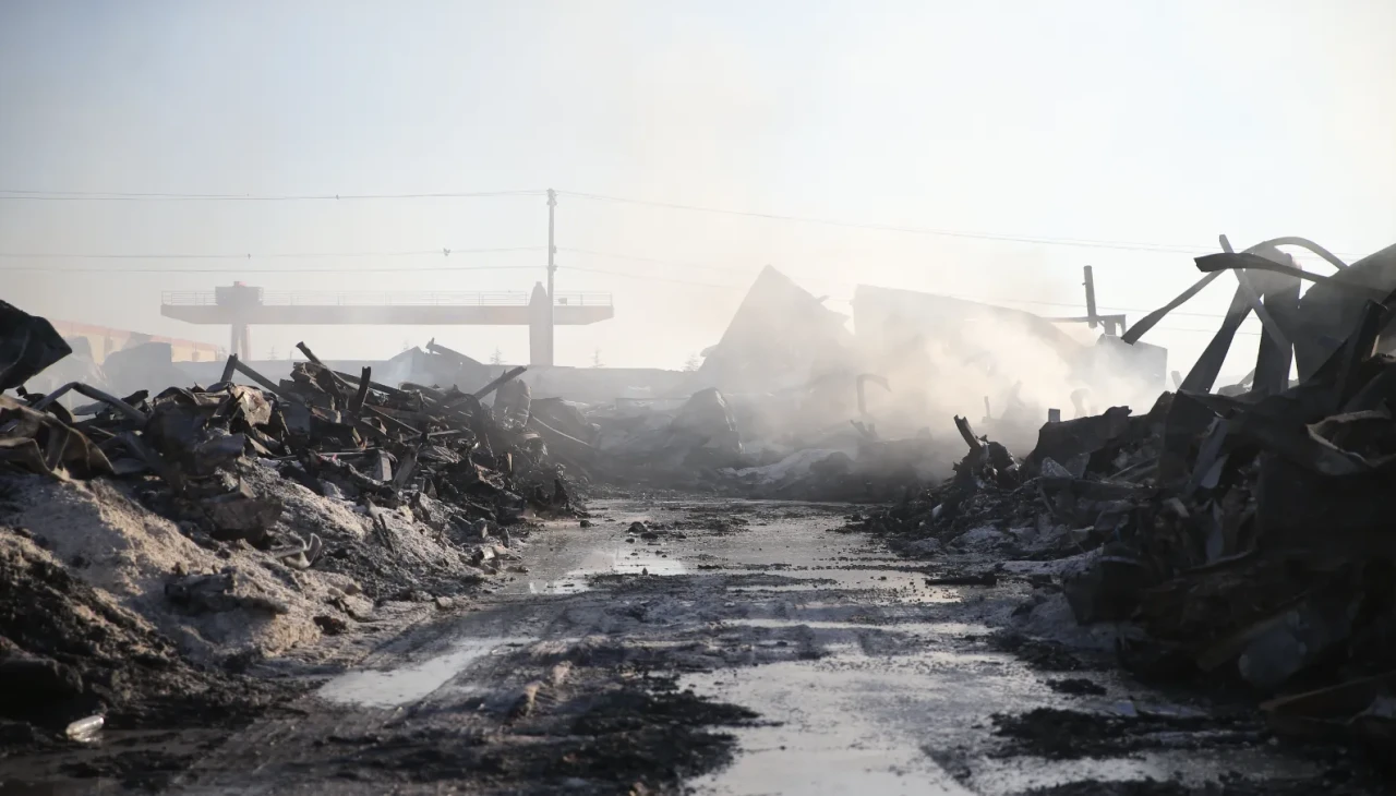 Niğde'de ambalaj fabrikasındaki yangın 10 saatlik mücadelenin ardından kontrol altına alındı