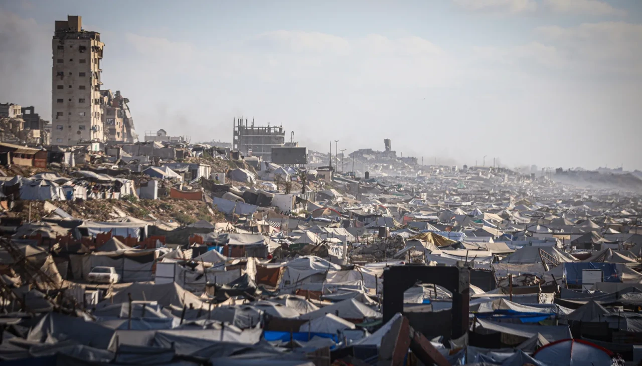 İsrail saldırıları altında binlerce Filistinli Gazze sahiline sıkıştı