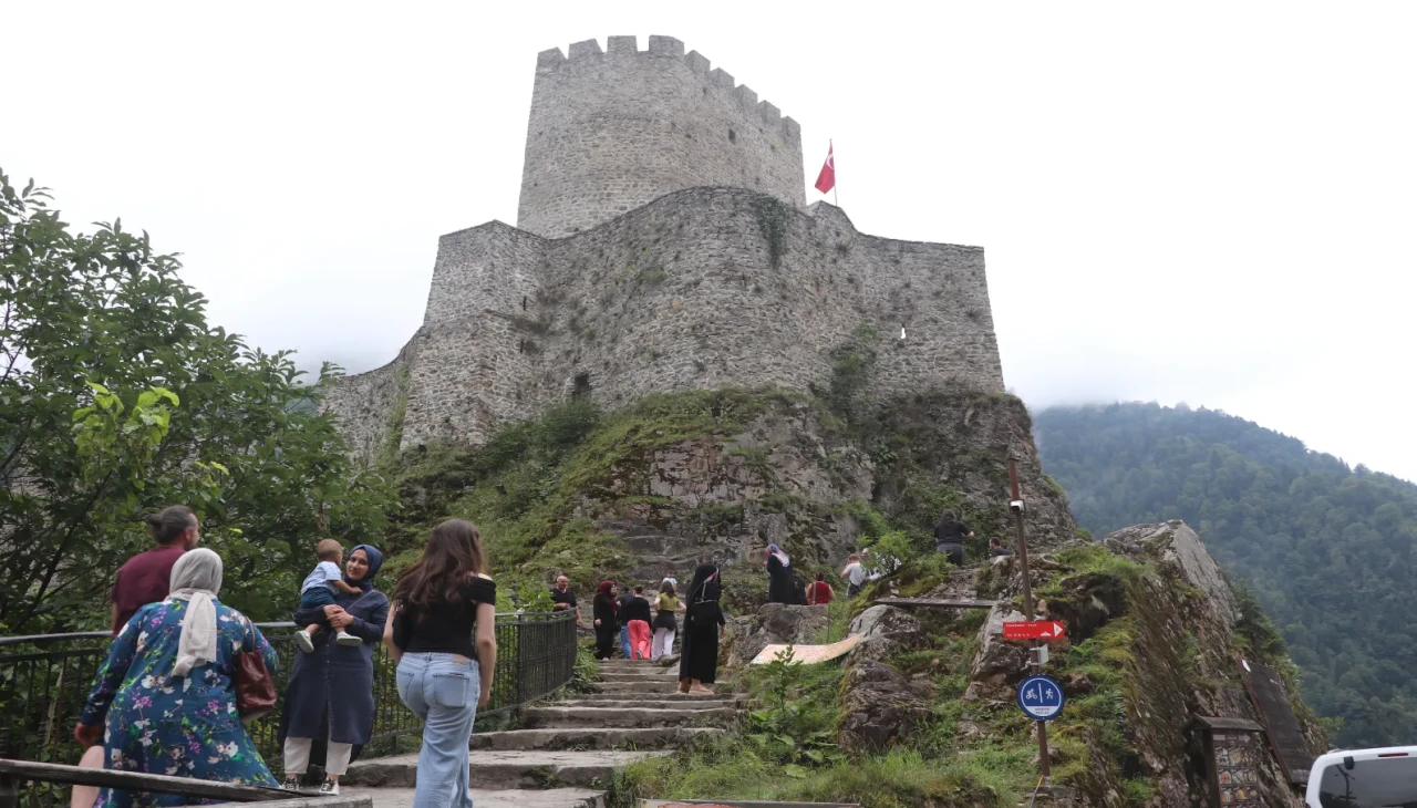 Rize'de Zil Kale 8 Ayda 140 Bin ziyaretçi ağırladı !