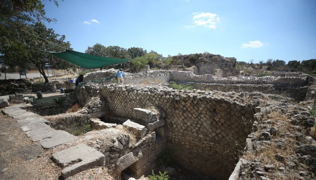 Alexandria Troas'taki Odeon ve Çarşı Yapısı kazılarla gün yüzüne çıkıyor