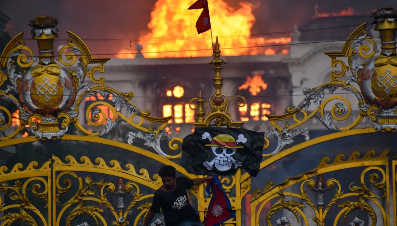 Nepal'de Başbakan Oli istifa etti: Protestocular federal parlamento ve yüksek mahkemeyi ateşe verdi