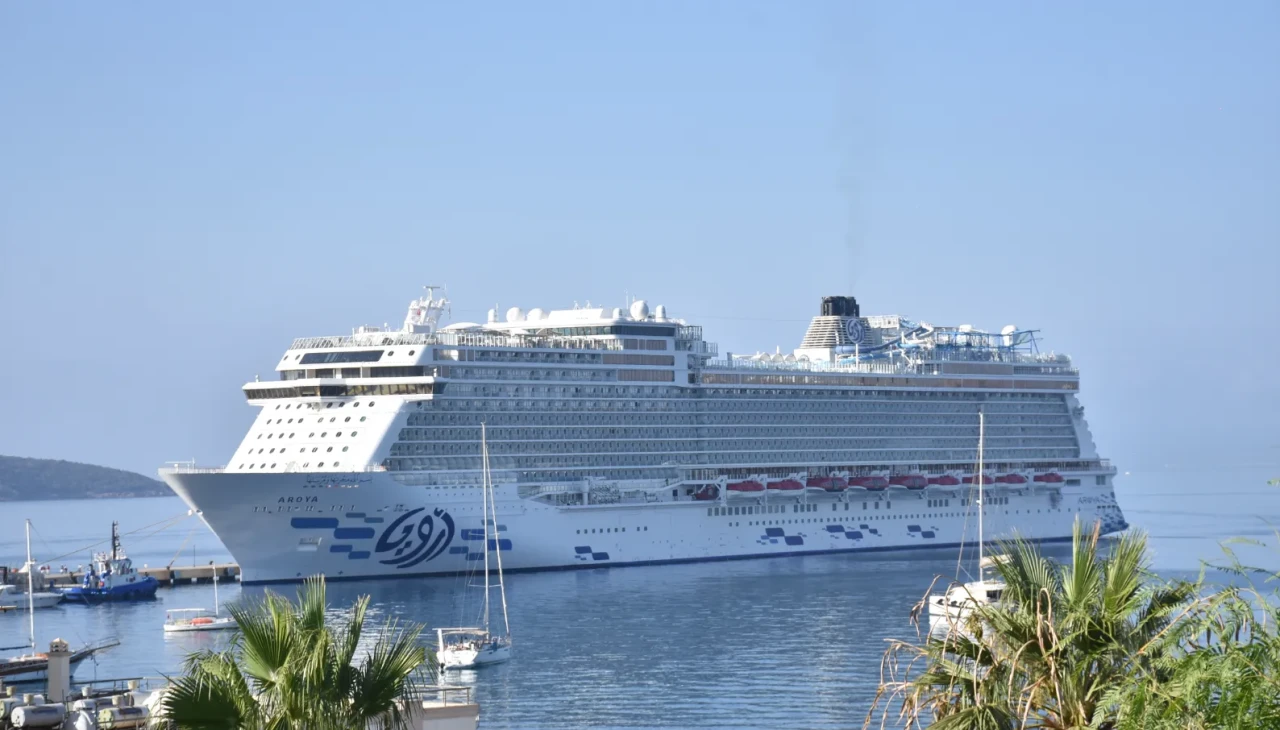 Bodrum'a dev kruvaziyer geldi: 2 Bin 683 yolcu tarihi mekanları gezdi