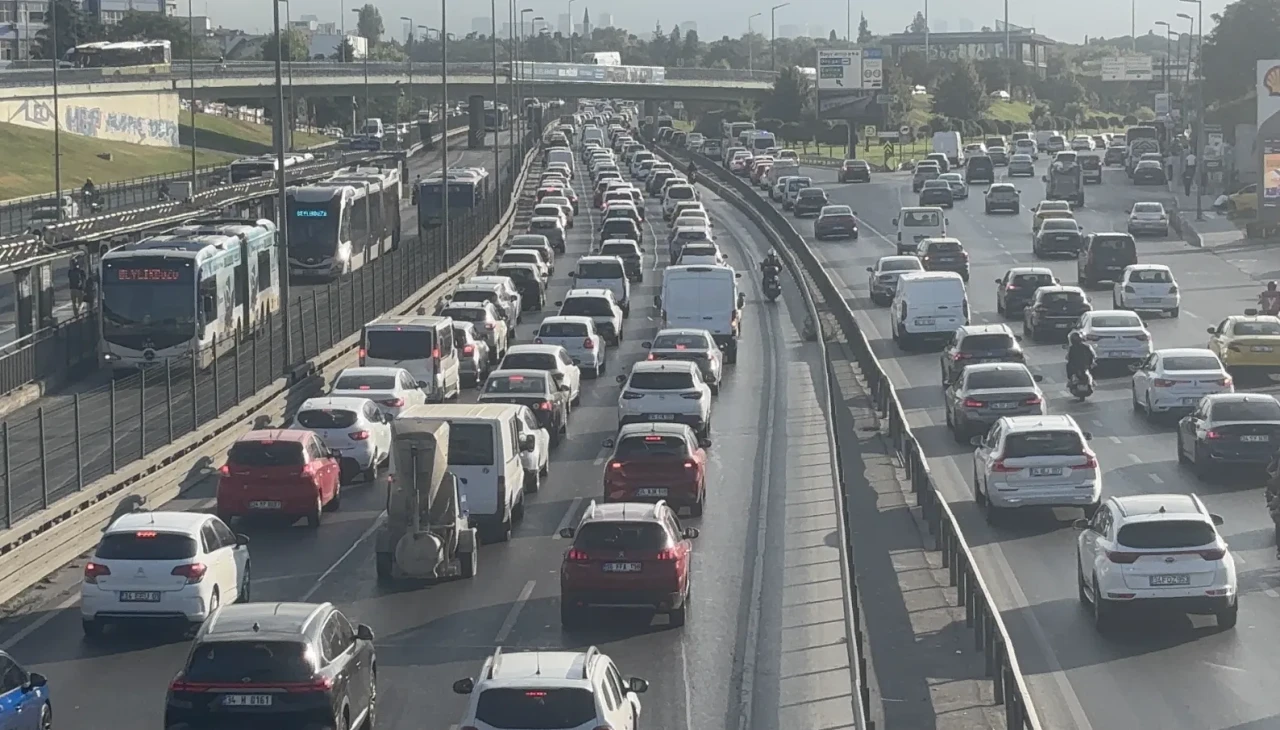 İstanbul'da uyum haftası başladı: Trafik yoğunluğu yüzde 62'ye ulaştı