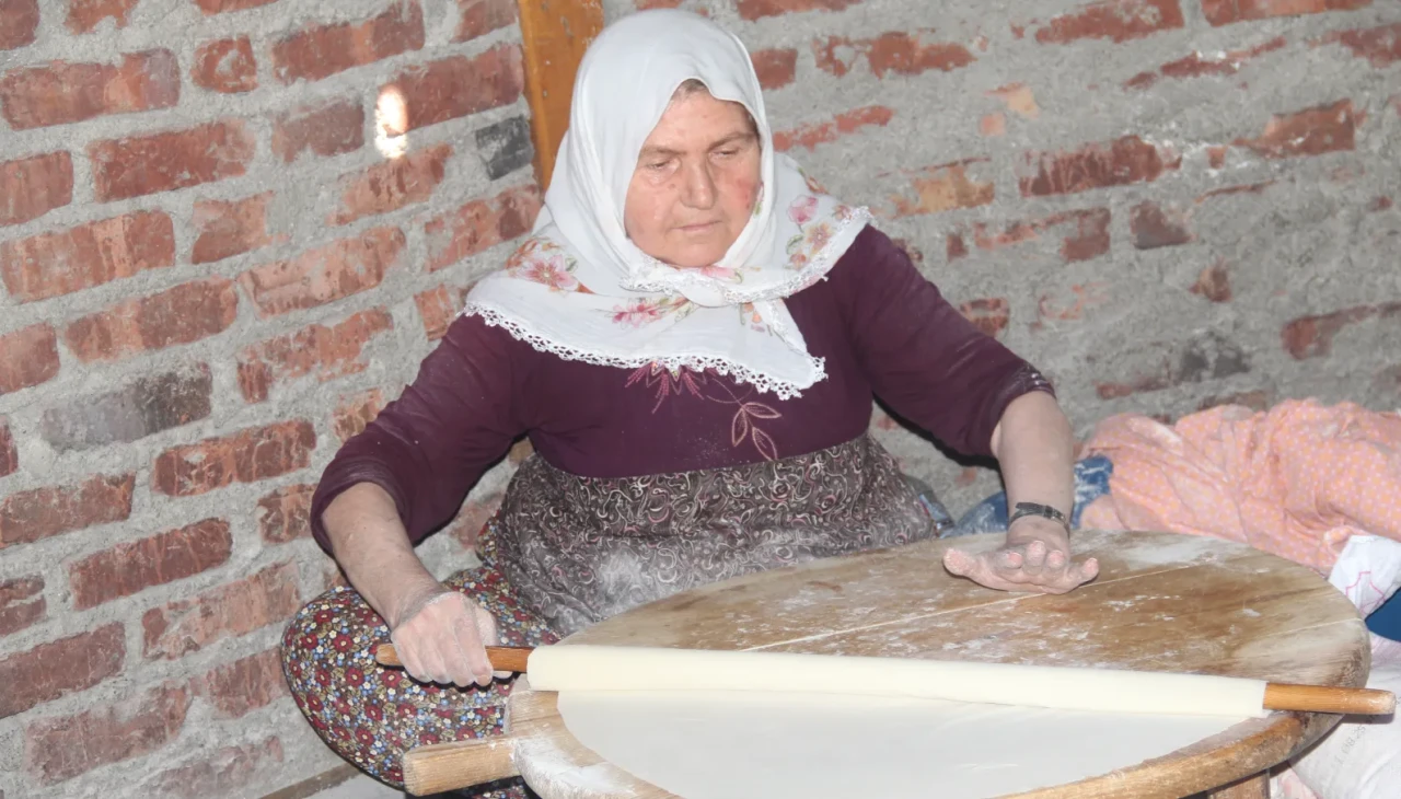 Oğuzlar'da asırlık imece geleneğiyle kışlık yufka hazırlıkları başladı