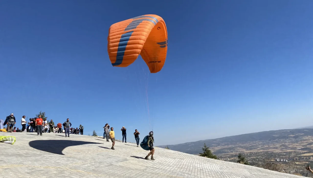 Kahramanmaraş'ta yamaç paraşütü şenliği: 110 sporcu gökyüzünde