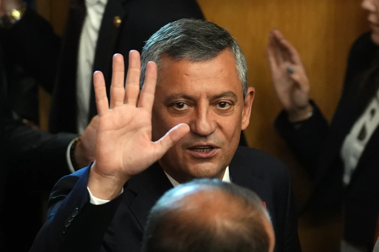 CHP'nin 22. Olağanüstü Kurultayı'nda Özgür Özel üçüncü kez genel başkan seçildi! Ne olacak şimdi?