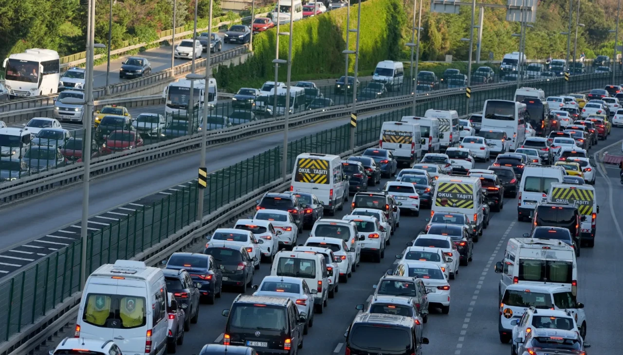 İstanbul'da sabah trafiği zirveye çıktı: Yoğunluk yüzde 62'yi buldu