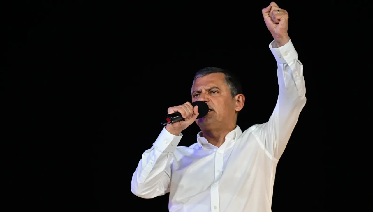 Özgür Özel Zeytinburnu'nda seslendi: Millet iradesine sahip çıkıyor