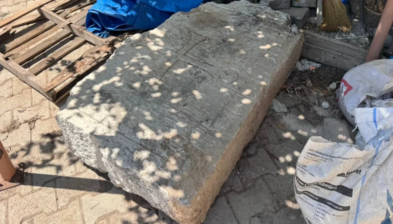 Konya’da tadilat sırasında haç işaretli mermer taş bulundu