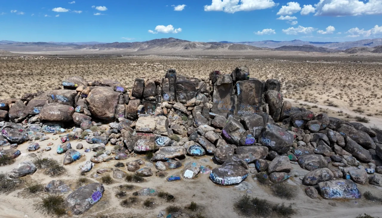 California'nın grafiti kayalıkları: Sanat ve doğanın renkli buluşması