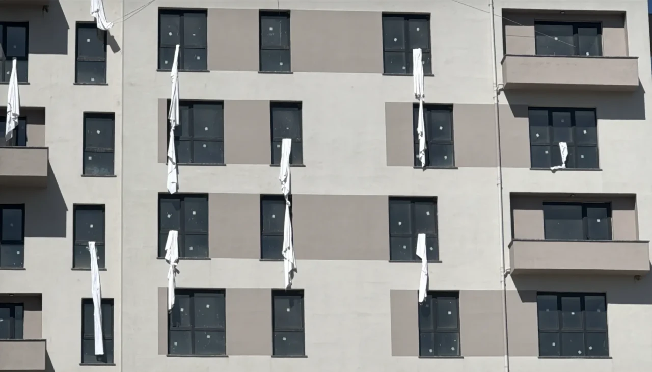 Bolu Kartalkaya yangın felaketine dikkat çekmek için 78 çarşaf asıldı