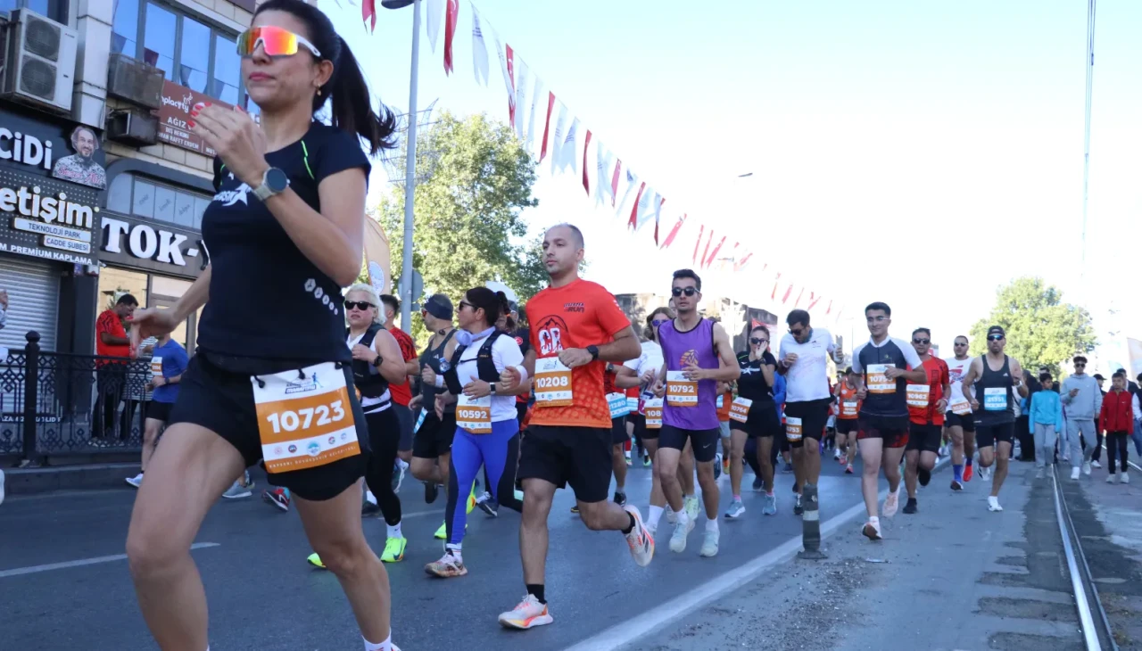 Uluslararası Kayseri Yarı Maratonu'nda 10 bin koşucu bir araya geldi