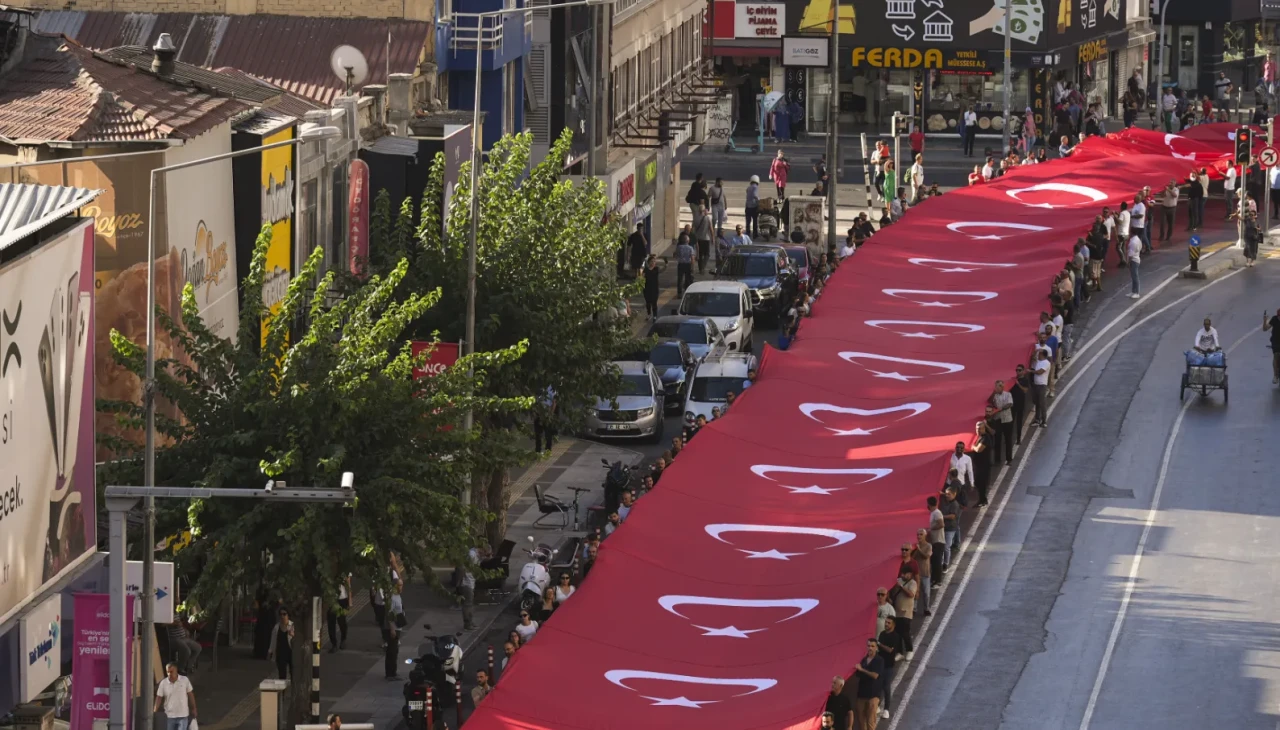 İzmir'in kurtuluşu coşkuyla kutlandı 103. yıl dönümünde 'Zafer Yürüyüşü' yapıldı
