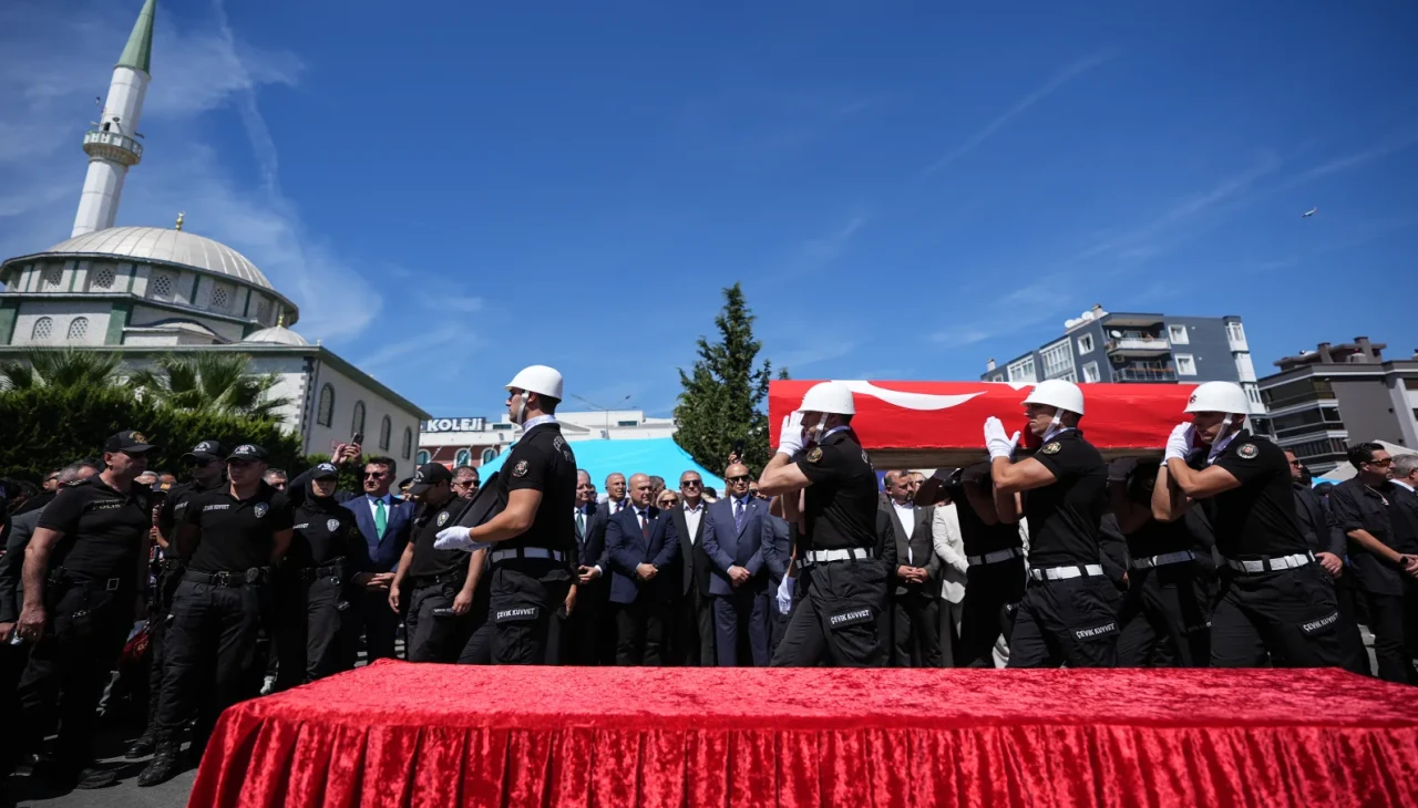 İzmir'de Duygusal Cenaze Töreni: Şehit Aydemir ve Akın Son Yolculuğuna Uğurlandı