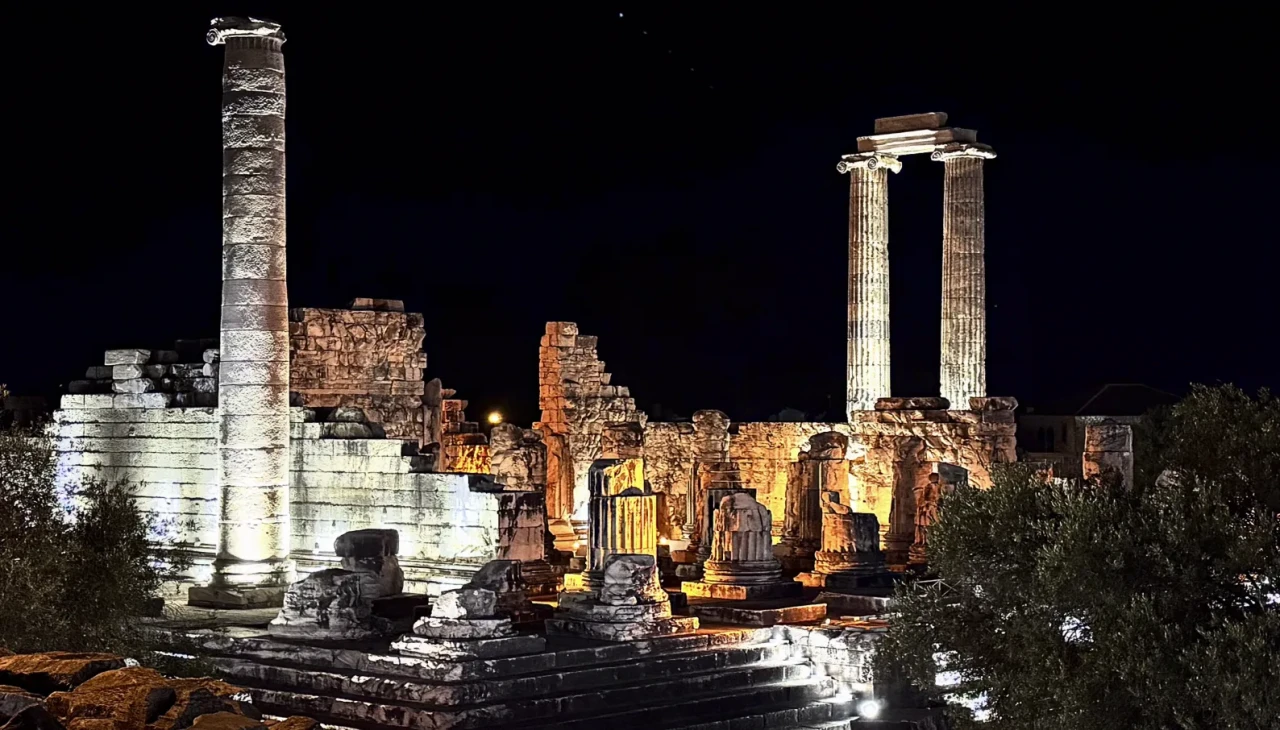 Apollon Tapınağı: Antik Mirasın Işıklı Yeniden Doğuşu