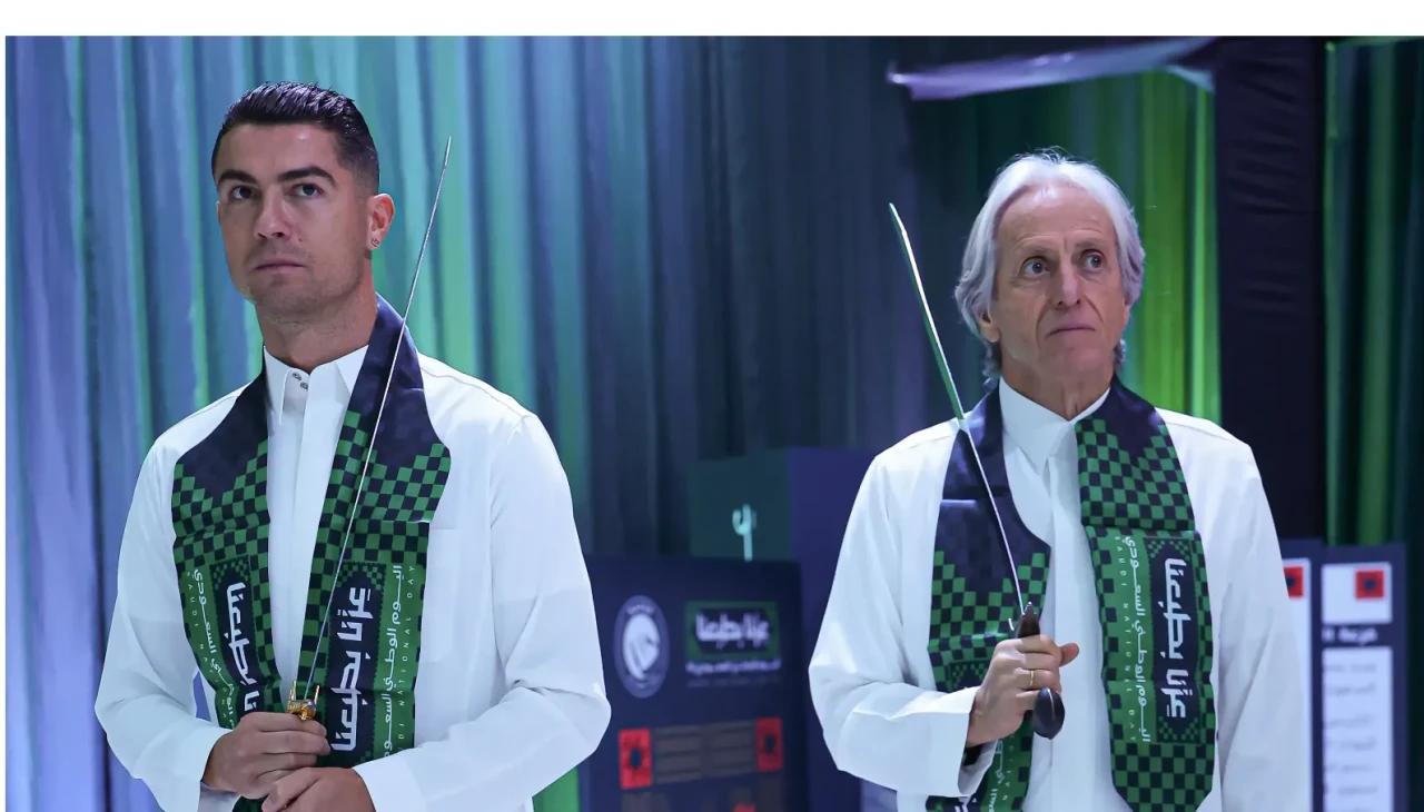 Cristiano Ronaldo, Suudi Arabistan Milli Günü'nde geleneksel kılıç dansı ile sahne aldı
