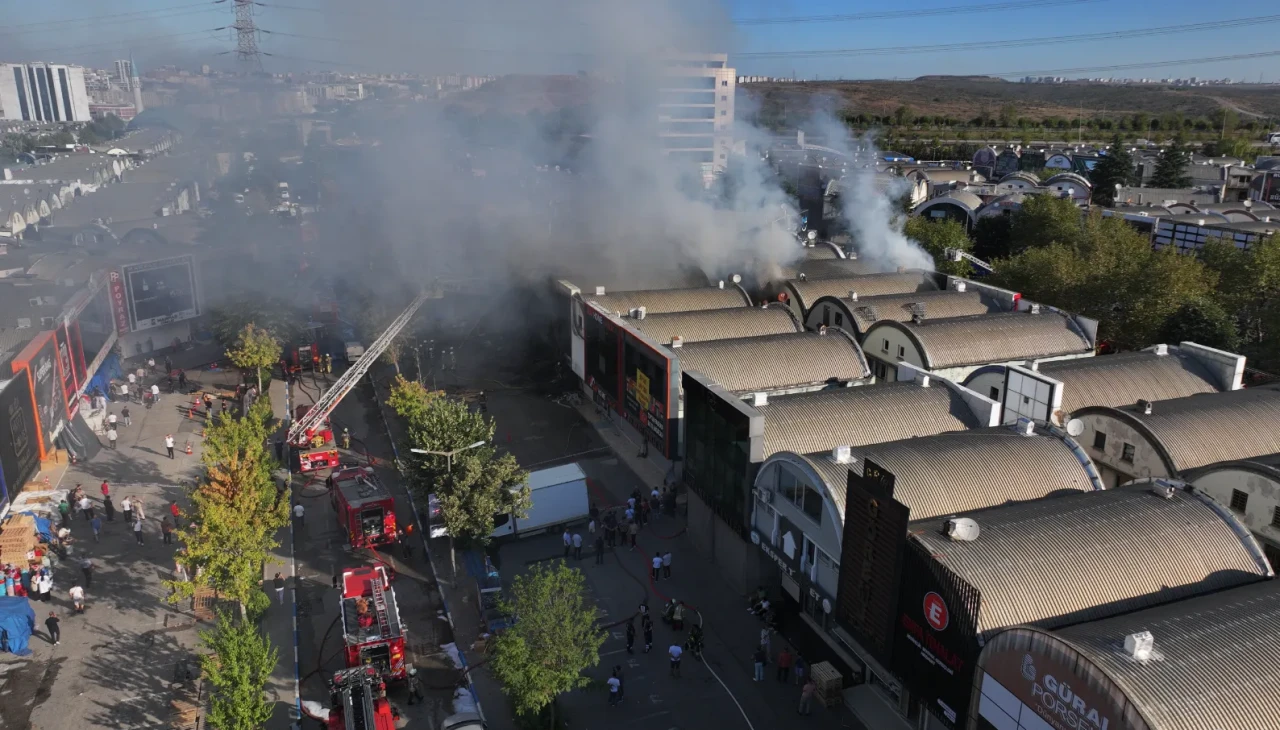 İSTOÇ Ticaret Merkezi'nde yangın paniği 17 işletme zarar gördü