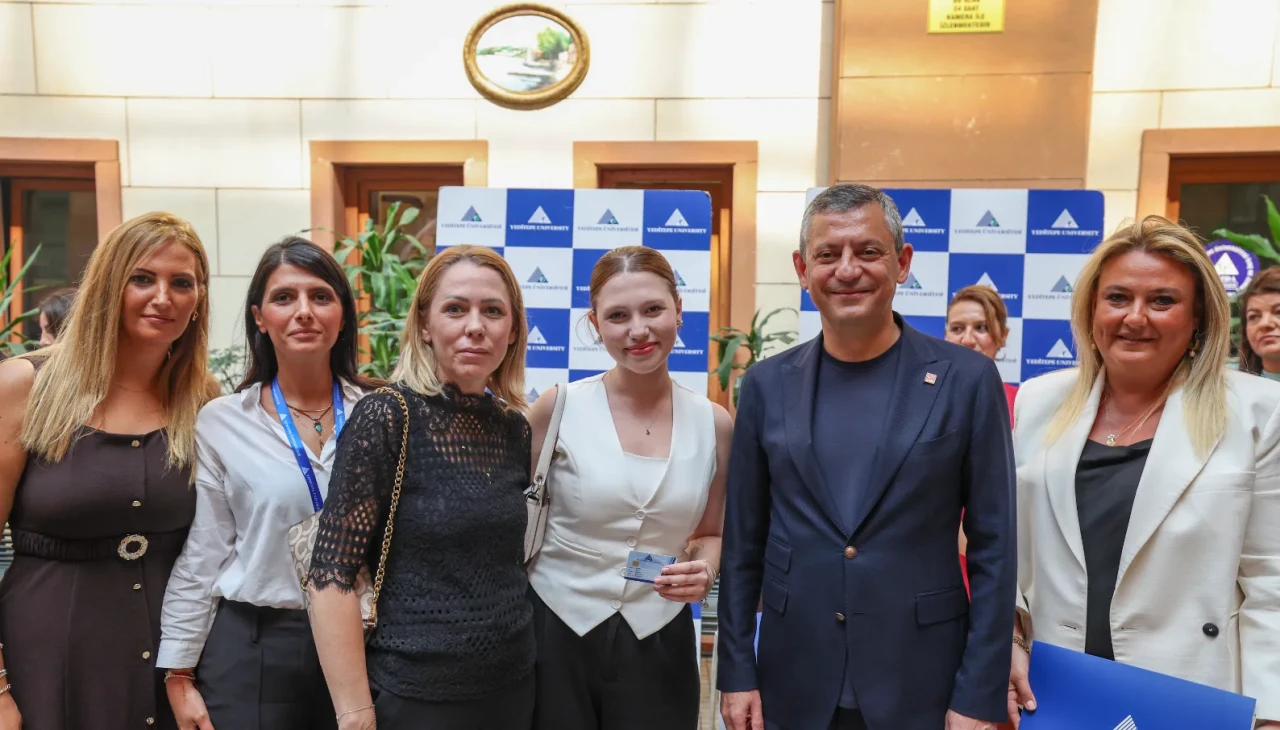 Özgür Özel Ferdi Zeyrek'in kızı Nehir'in üniversiteye kaydını yaptırdı