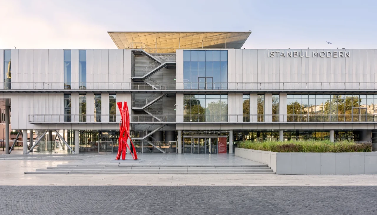 Bettina Pousttchi'nin "Dikey Otoyollar" heykeli İstanbul Modern'de sanatseverlerle buluştu