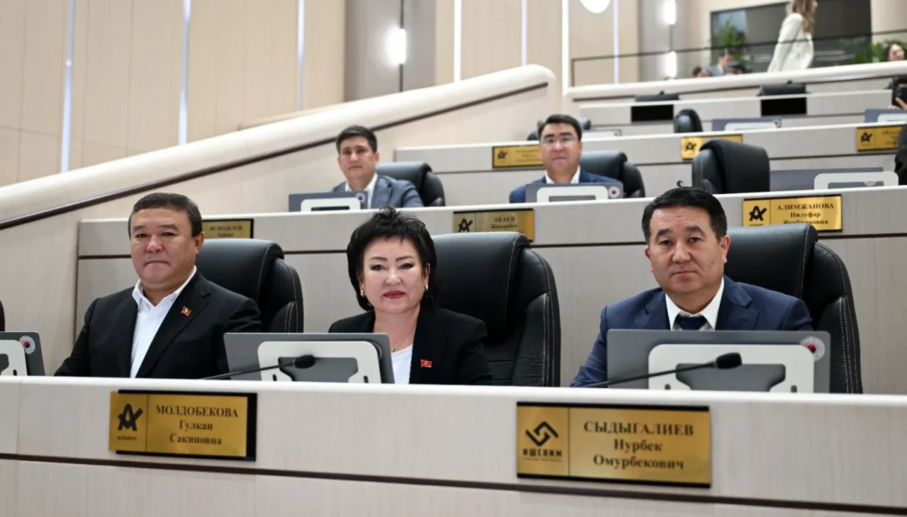 Kırgızistan Meclisi erken seçim kararıyla kendini feshetti !