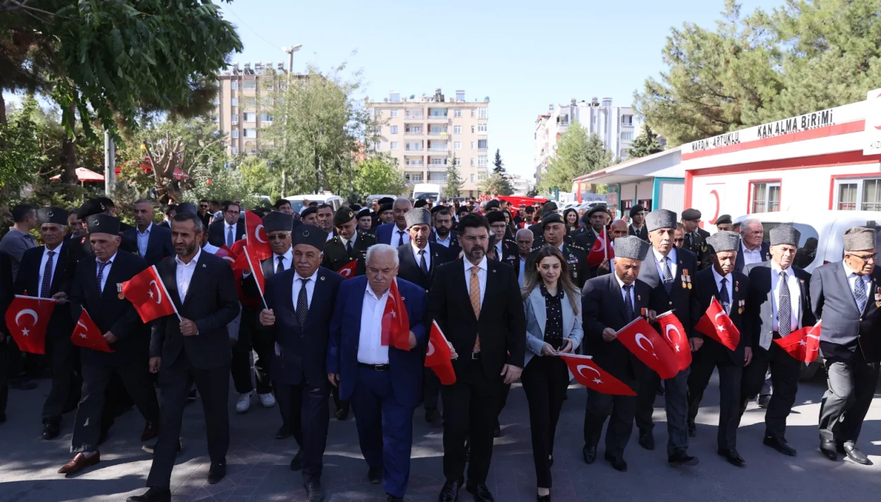 Mardin'de Gaziler Günü kutlandı: Dev Türk bayrağıyla yürüyüş yapıldı