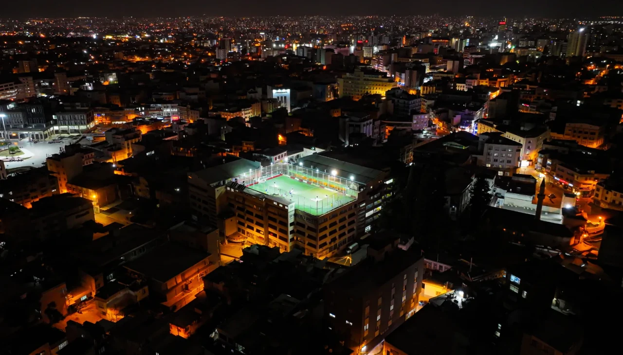 Adana'da çatıdaki halı sahada yaz aylarının keyfini çıkarın