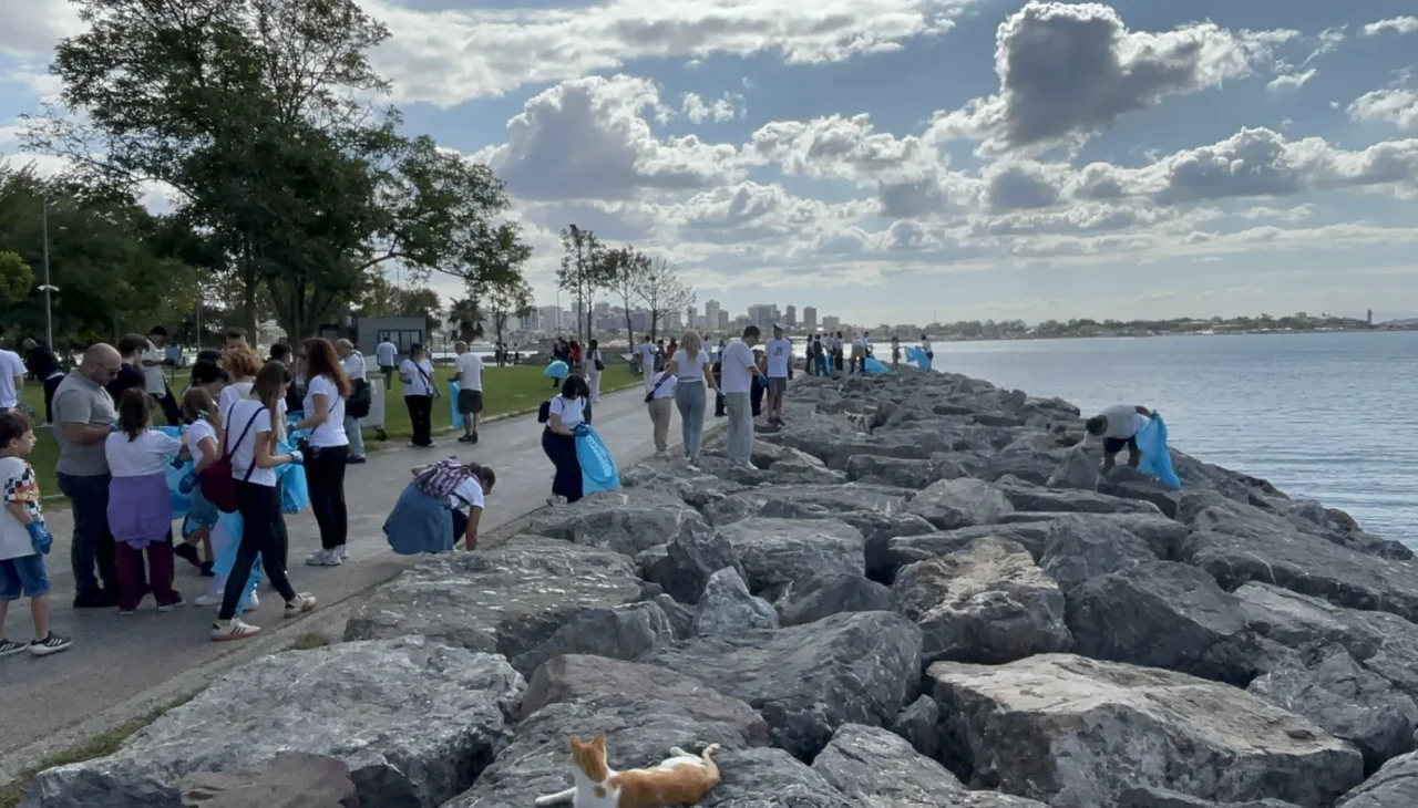 Kadıköy Moda Sahili'nde 400 gönüllüyle 330 kilo atık toplandı