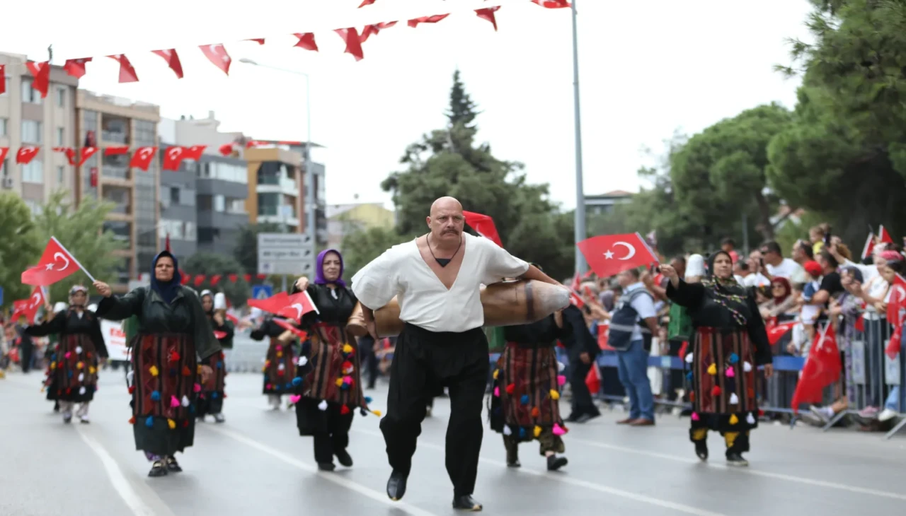Balıkesir'in kurtuluşu coşkuyla kutlandı: Tülütabaklar gösterisi dikkat çekti