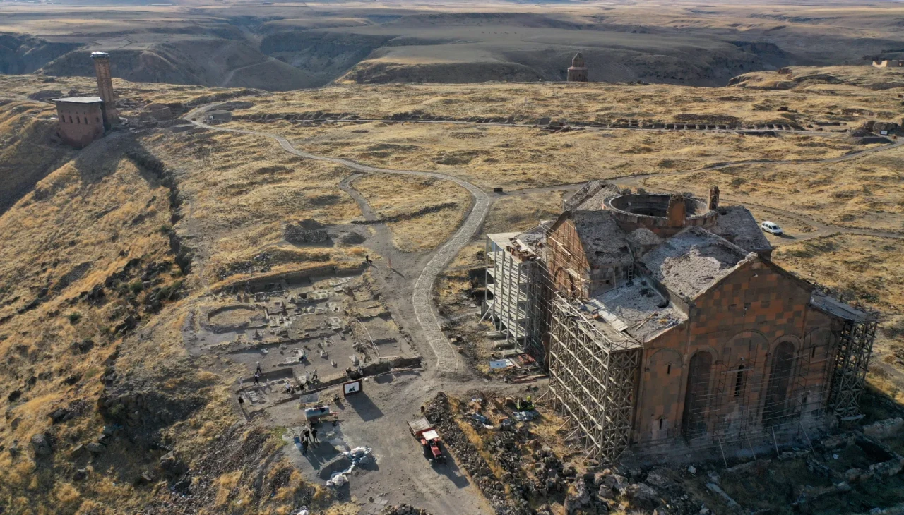 Kars'taki Ani Ören Yeri’nde Selçuklu Kümbeti Keşfi !
