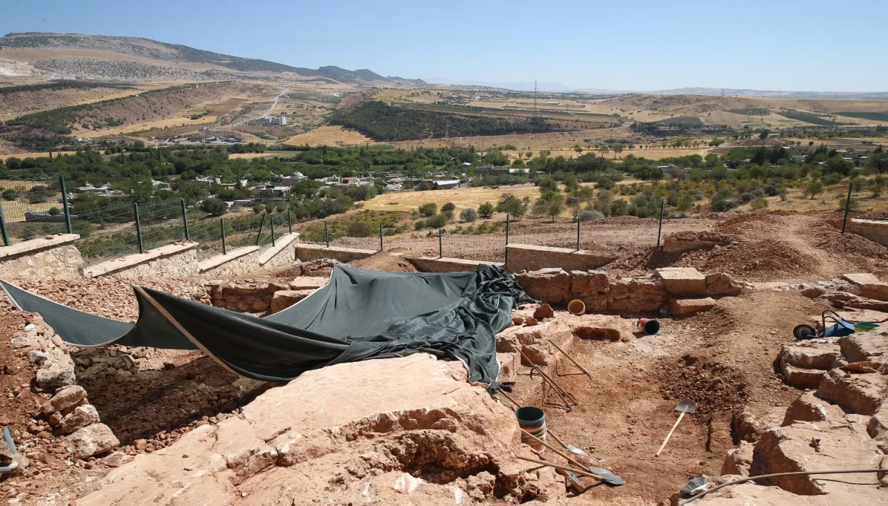 Perre Antik Kenti’nde Tarihi Keşif: Mısır Tanrısı Pataikos Figürü Bulundu