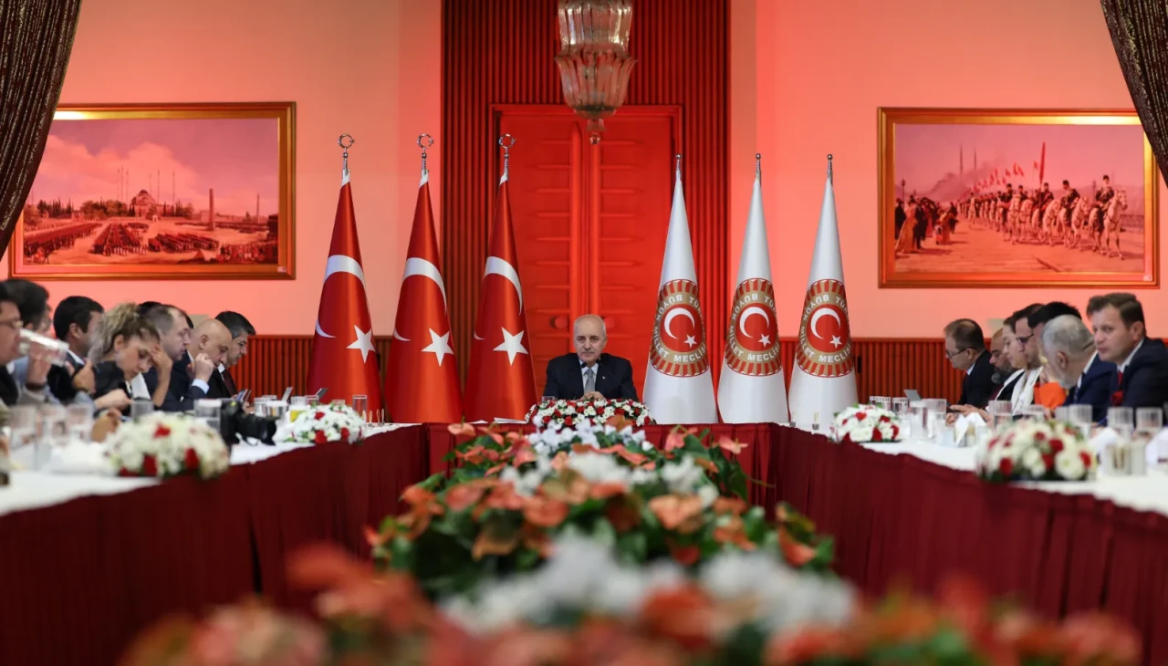 TBMM Başkanı Kurtulmuş: "Komisyon Şeffaf Çalışıyor, Yeni Anayasa İçin Hızla İlerleyeceğiz!"