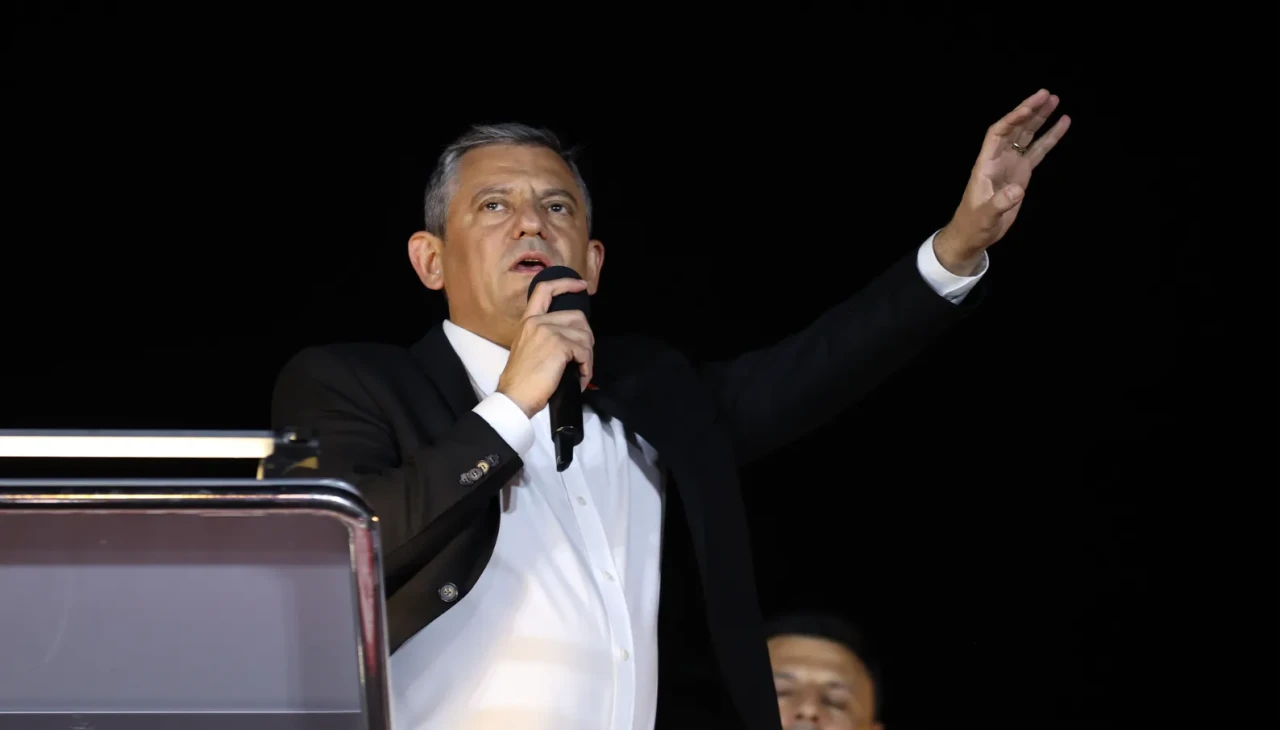 Özgür Özel: "Yasaksız Türkiye, Vizesiz Avrupa" vaadiyle gençlere seslendi