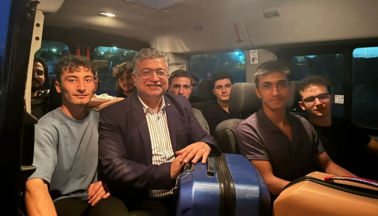 Kütahya Dumlupınar Üniversitesi Rektörü yeni öğrencileri otogarda karşıladı