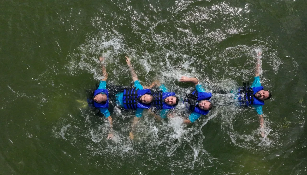 Savaş muhabirlerine suda hayatta kalma eğitimi: Zorlu koşullara hazırlık