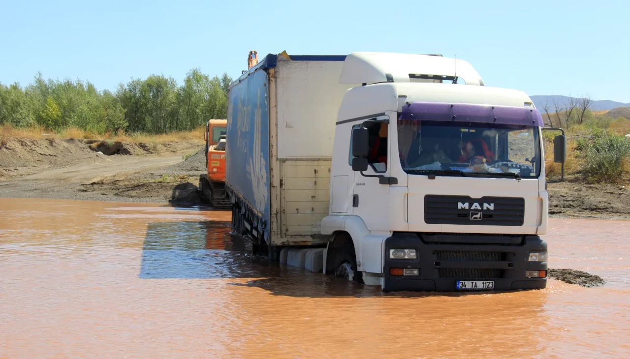 Kızılırmak Nehri'nde kumda mahsur kalan saman yüklü tır 2 gün süren operasyonla kurtarıldı