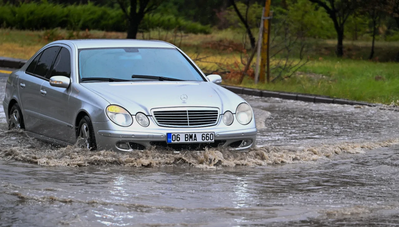 Başkentte gök gürültülü sağanak hayatı olumsuz etkiledi