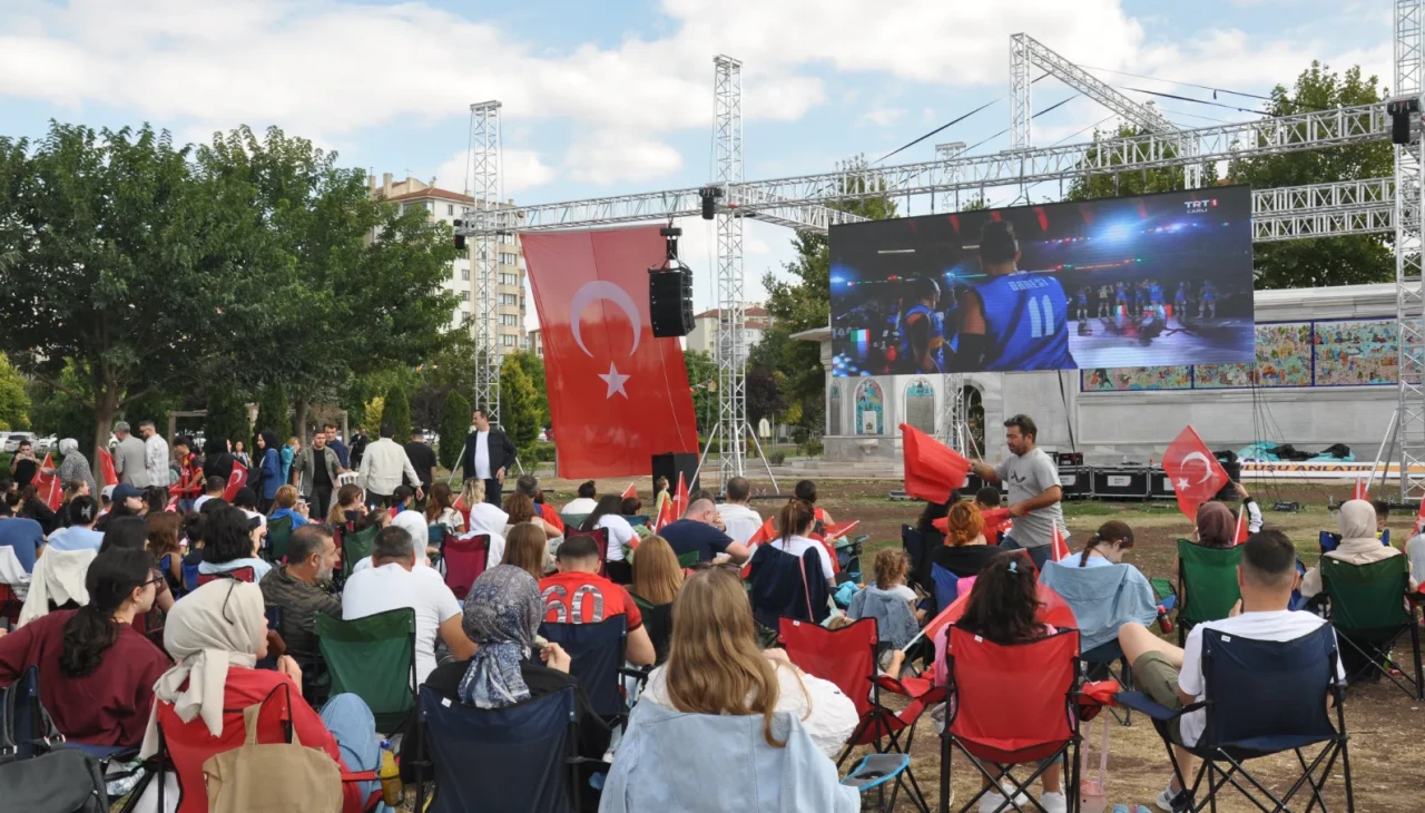 Eskişehir'de A Milli Kadın Voleybol Takımı'na dev ekran coşkusu