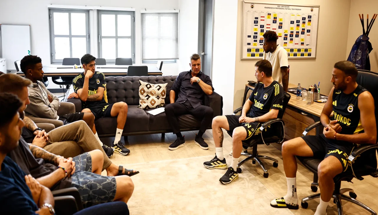 Fenerbahçe Kulübü Başkanı Sadettin Saran futbol takımıyla buluştu