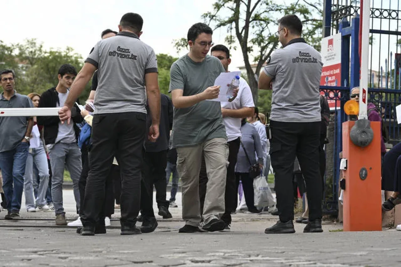 "KPSS Alan Bilgisi üçüncü oturumu yapıldı! 127 bin aday ter döktü!"