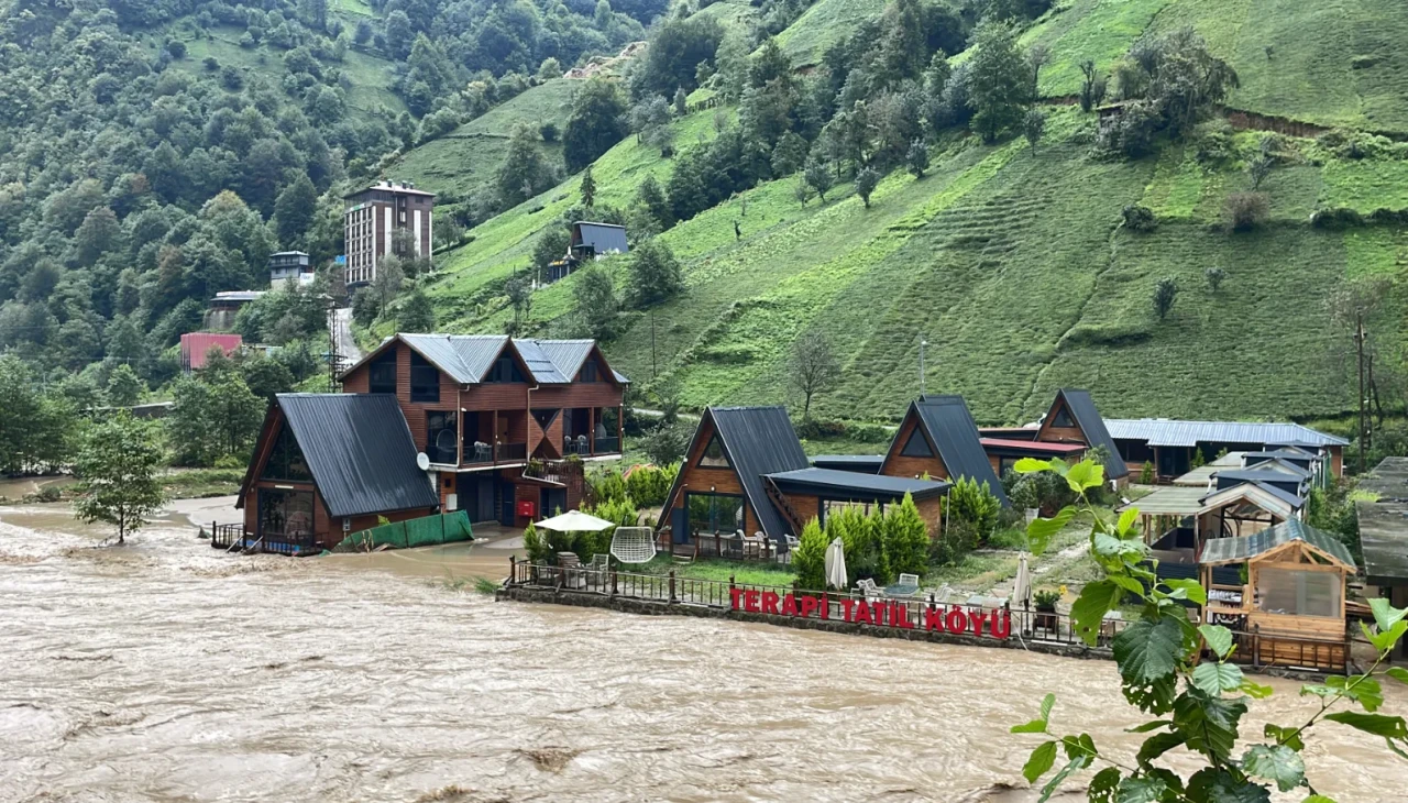 Rize'de Sağanak Yağış: Heyelan ve Yol Kapanmaları Başladı