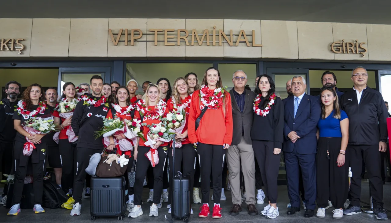A Milli Kadın Voleybol Takımı gümüşle döndü! Havalimanında coşkulu karşılama